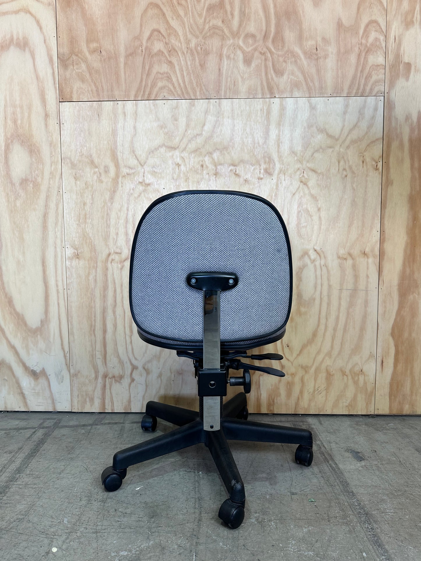 Turnco Industries Grey/pastel coloured office chair