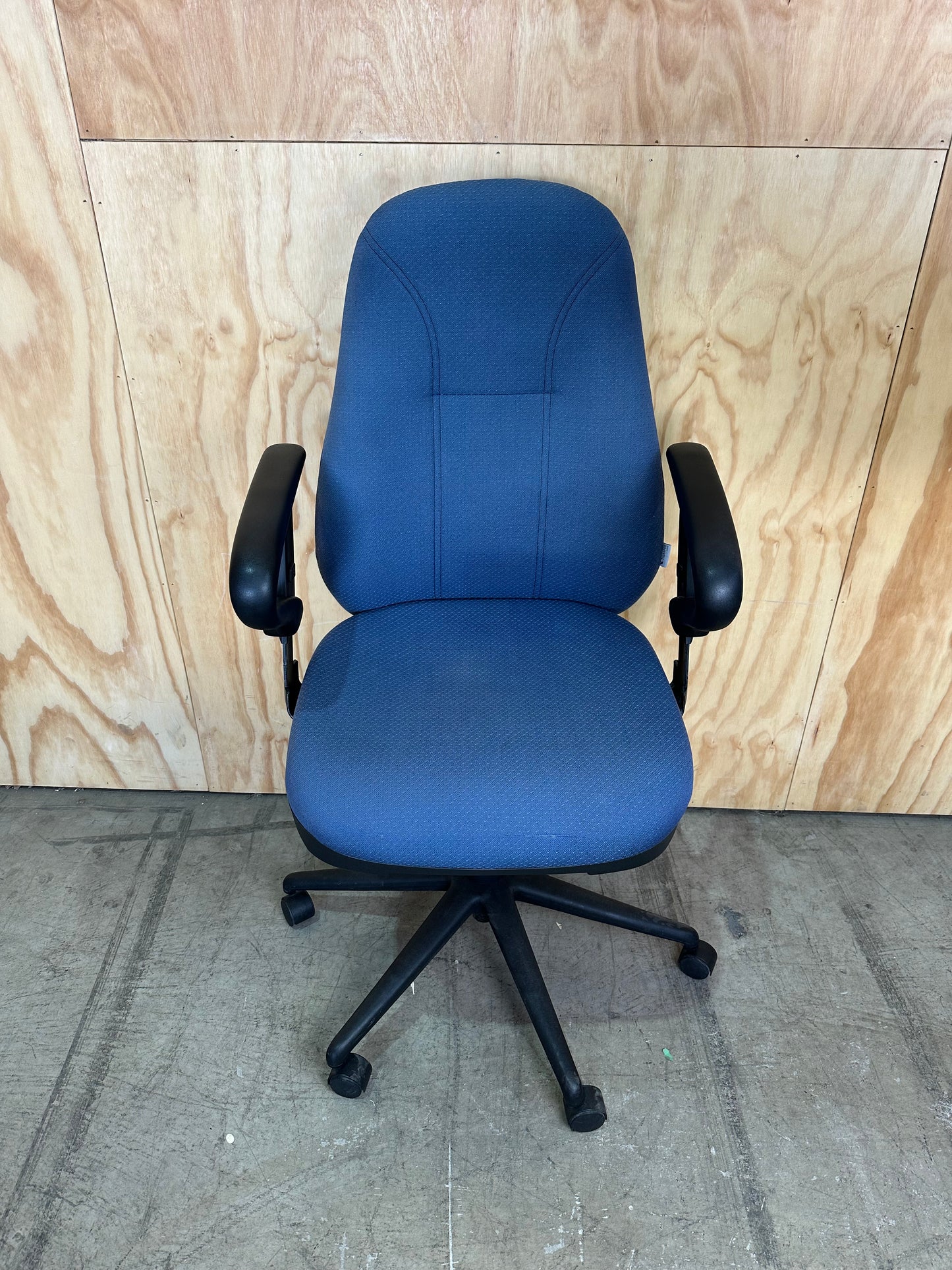 Therapod contemporary blue swivel office chair