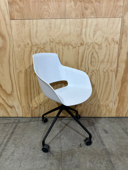 Sinetica swivel chair on castors