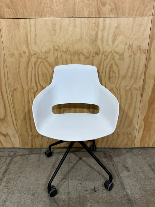 Sinetica swivel chair on castors