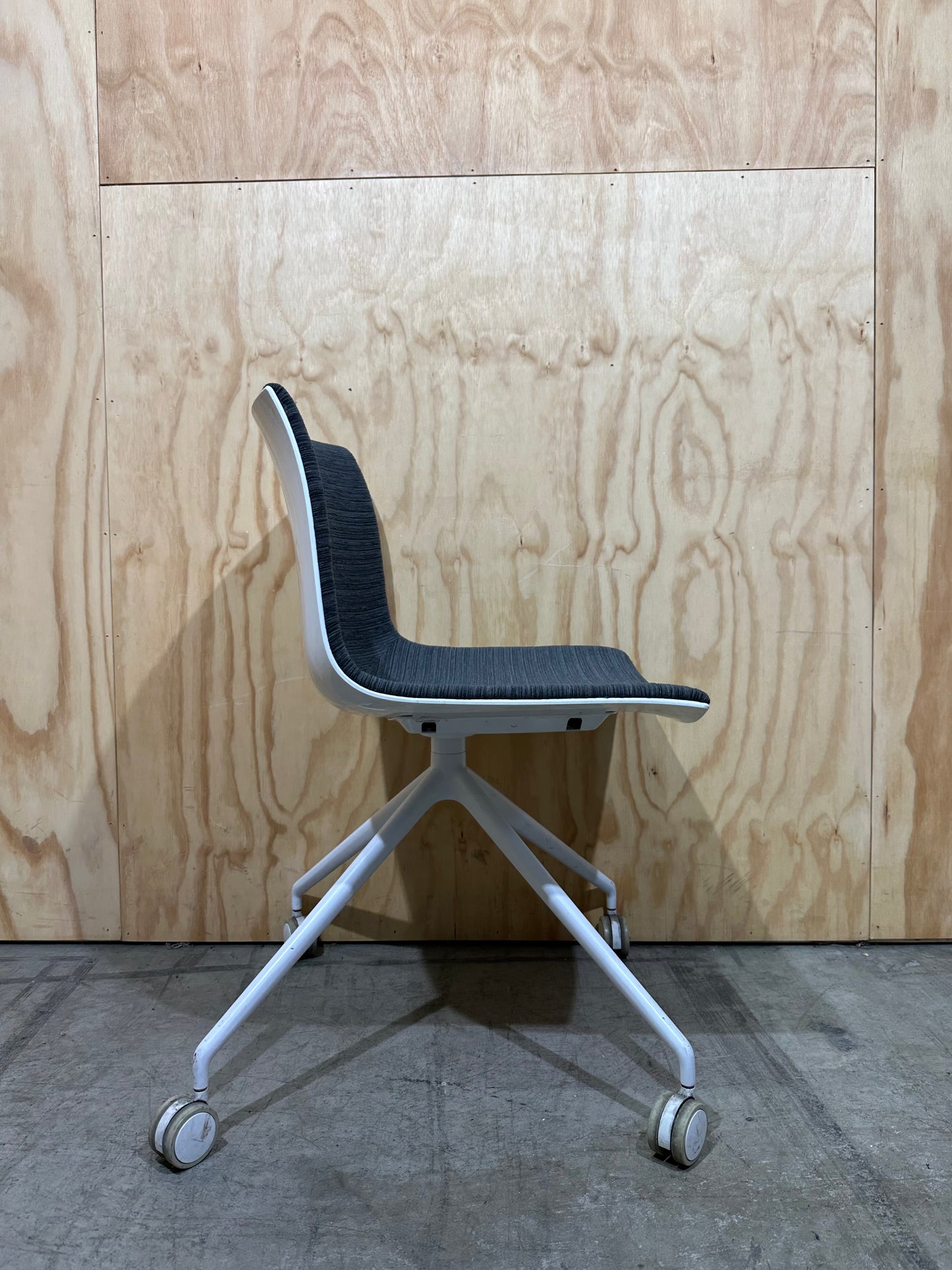 Arper Catifa 46 swivel chair white shell with grey uphostering
