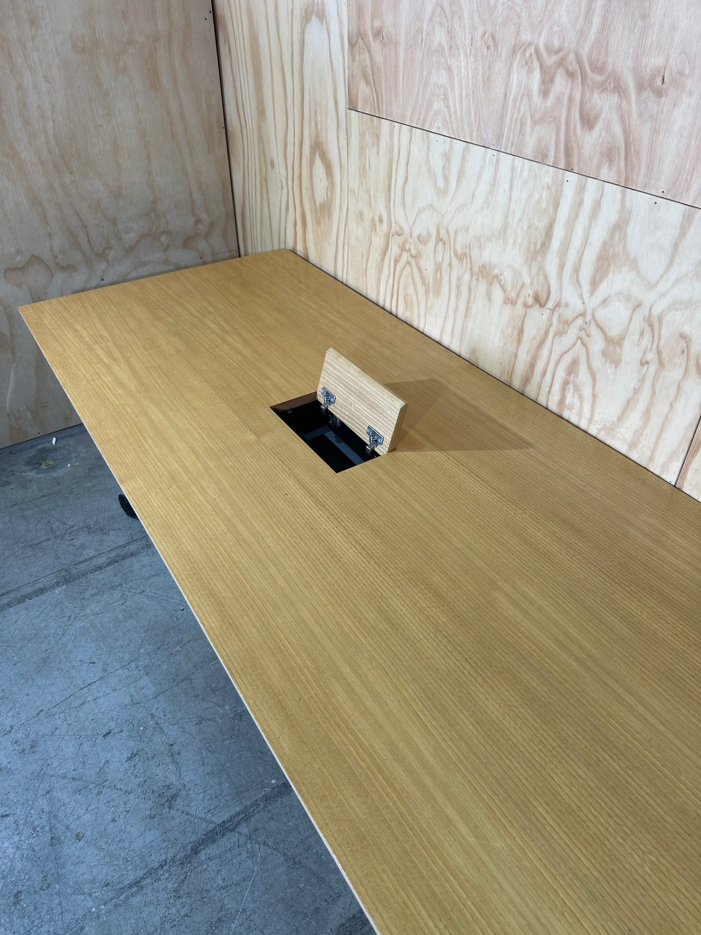 Wilkhahn meeting table with cable management on castors