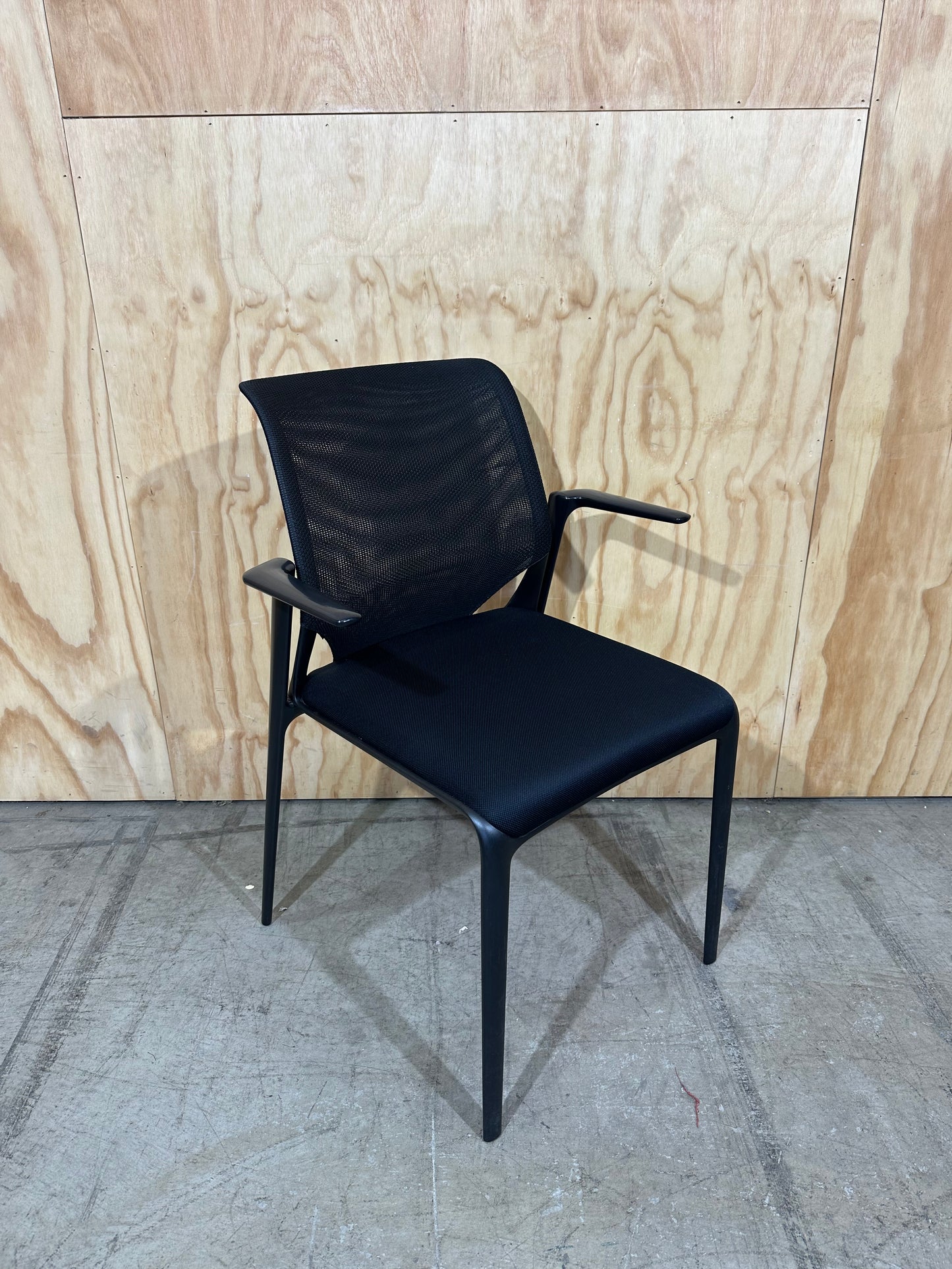 Vitra MedaSlim Waiting Chair with matte black arms