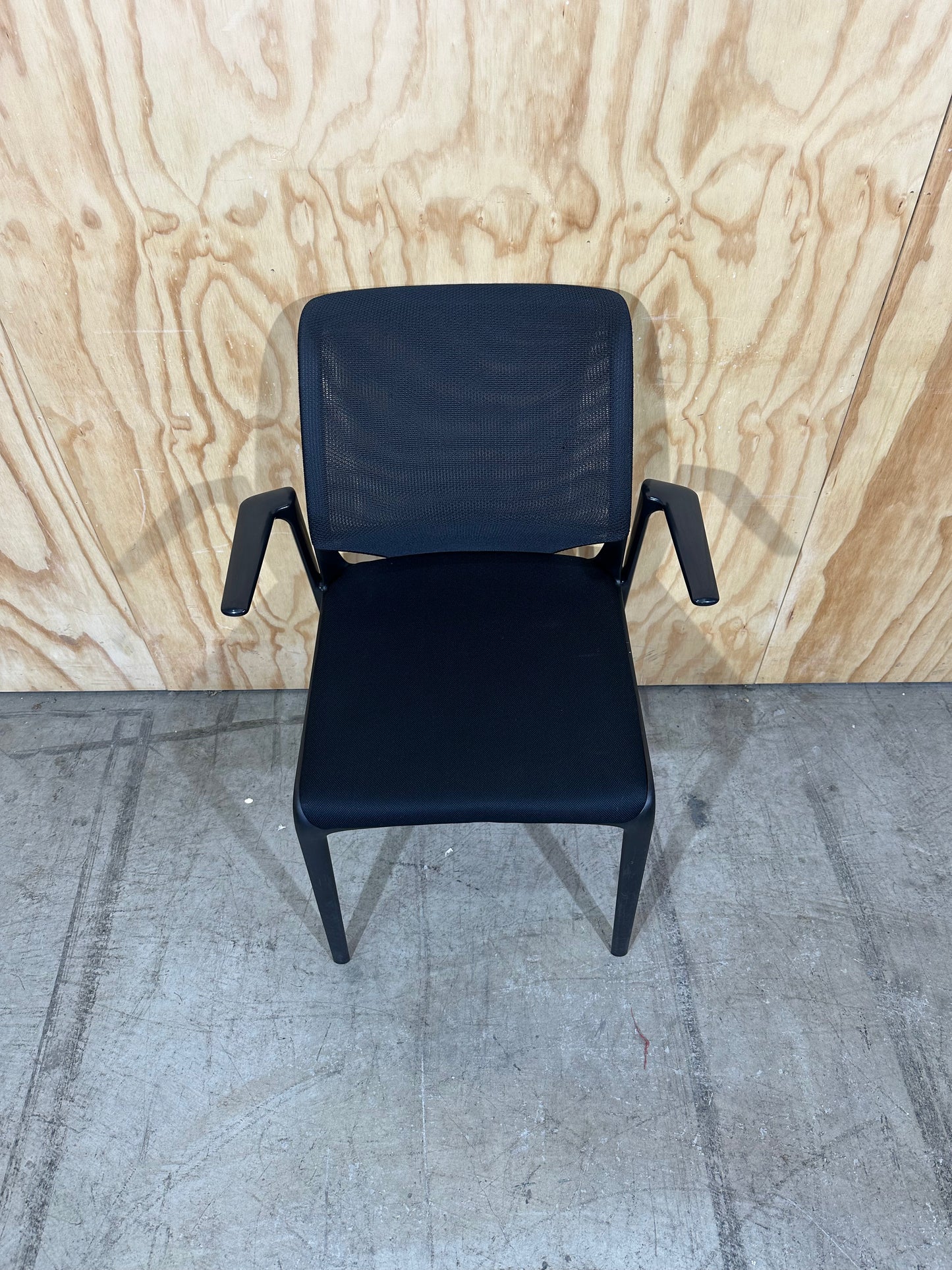 Vitra MedaSlim Waiting Chair with matte black arms