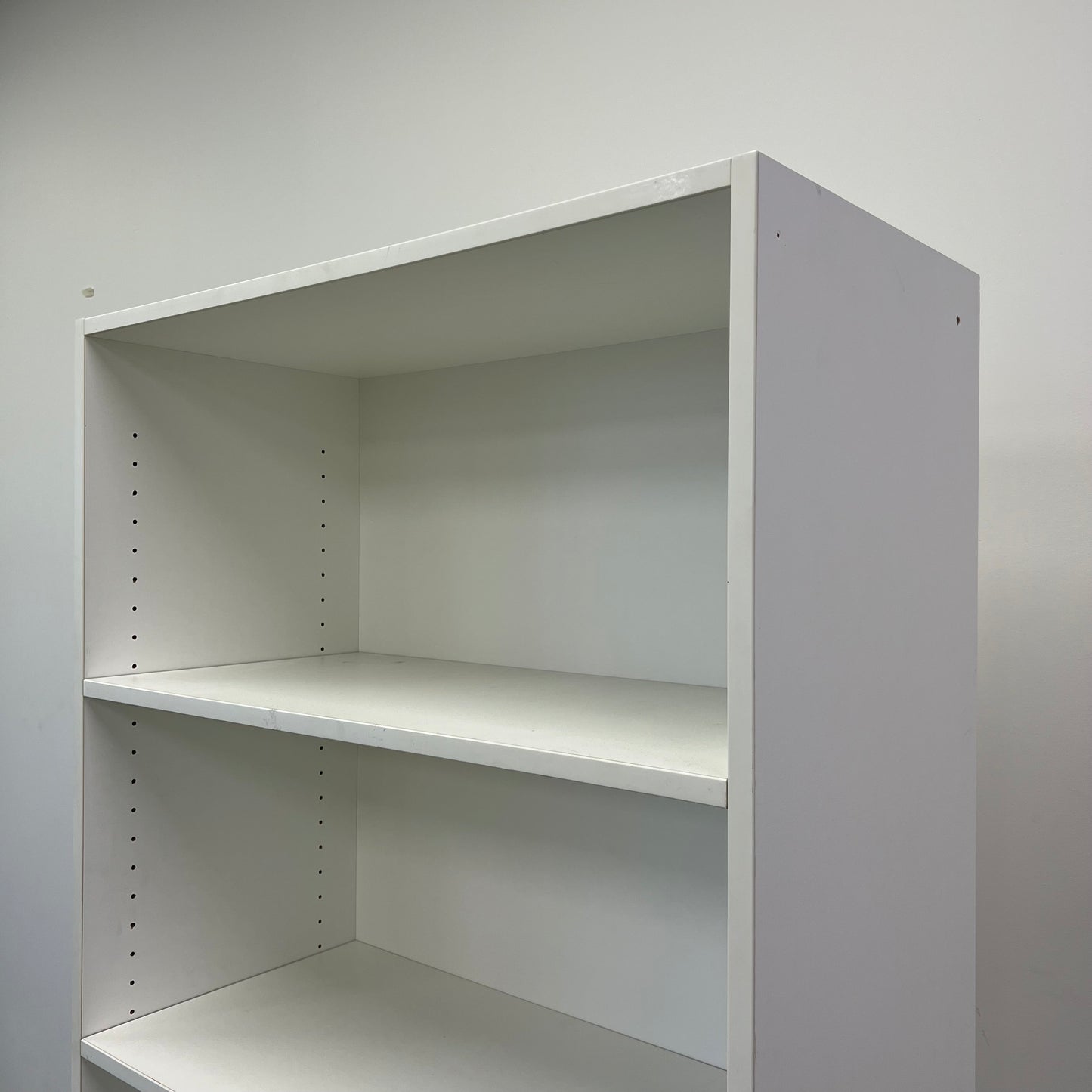 Bookshelf in White Melamine with Adjustable Shelves