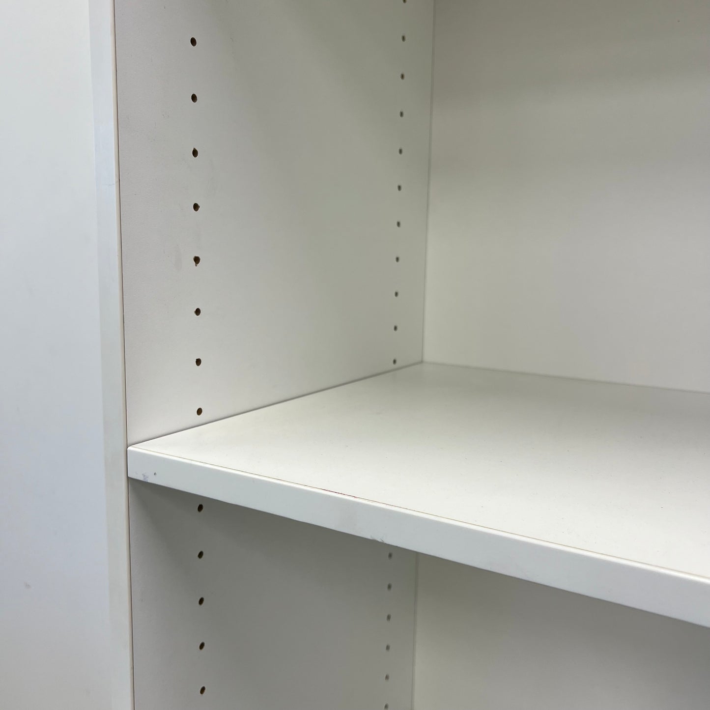 Bookshelf in White Melamine with Adjustable Shelves