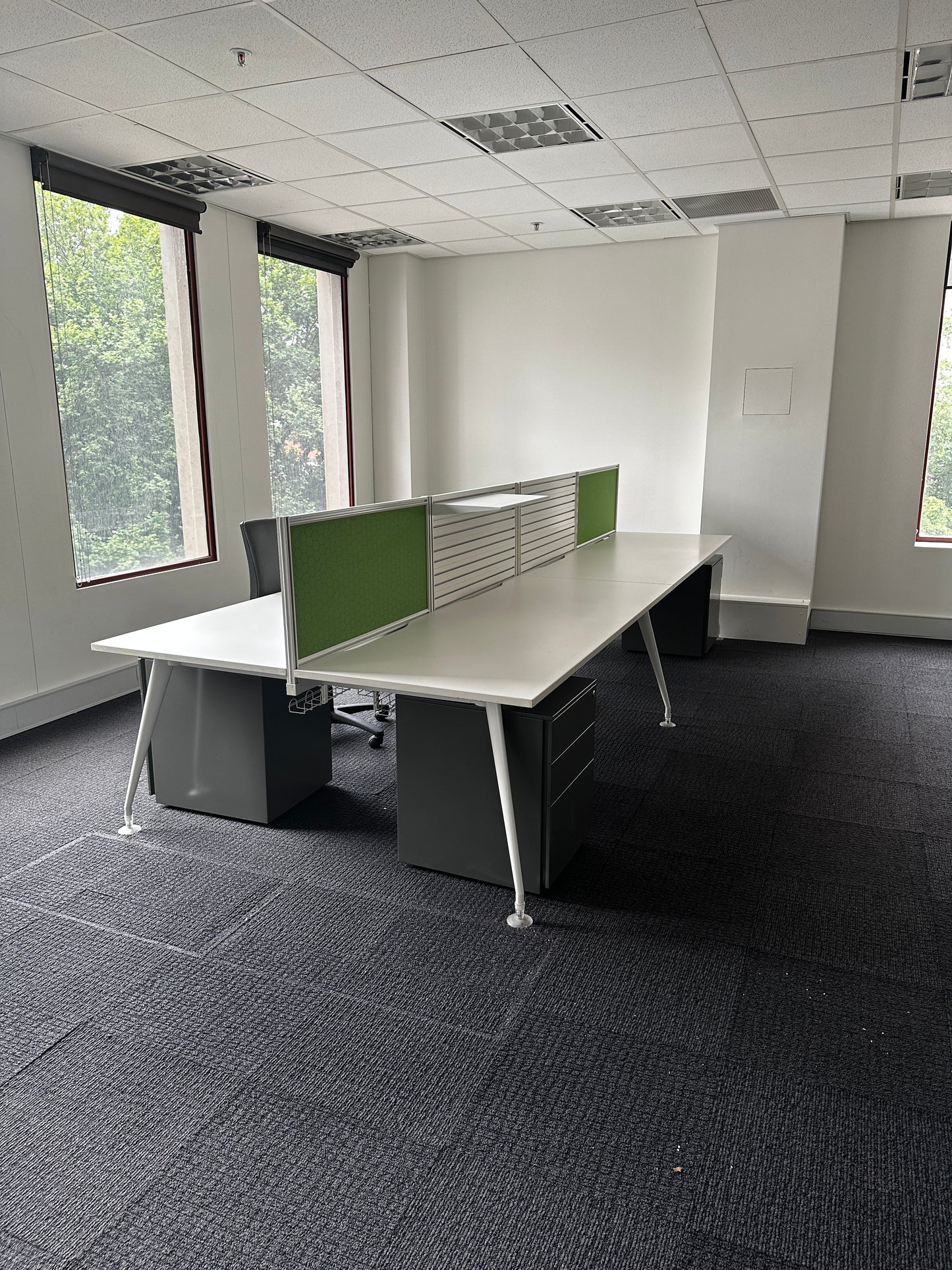 Methis Australia 4 Person Workstation with Green Partitions