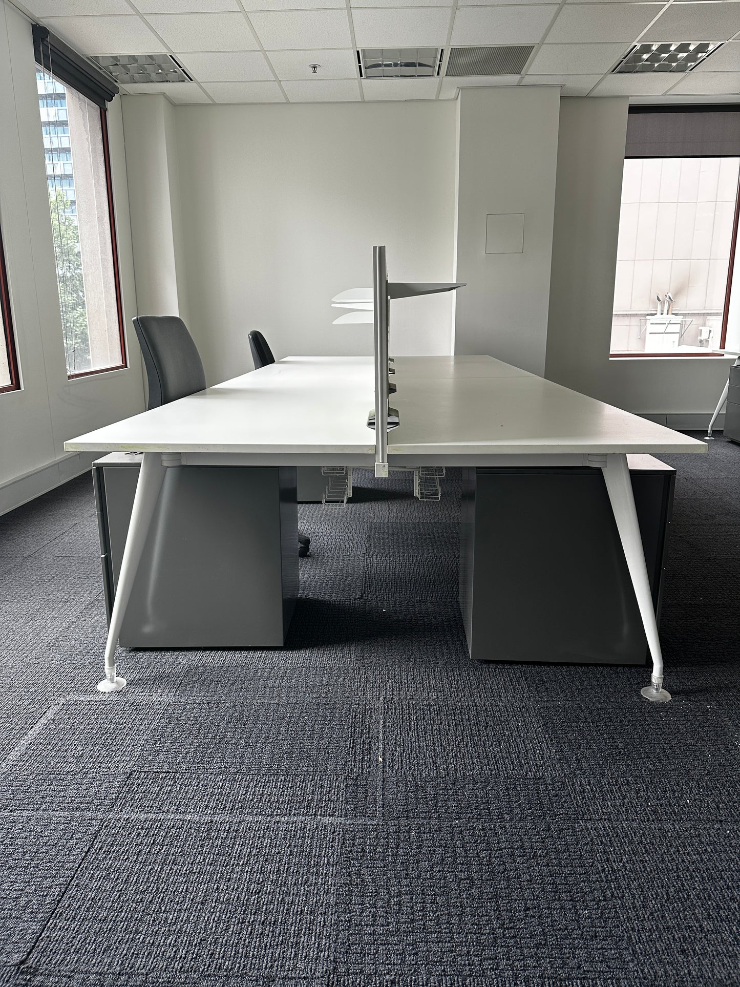 Methis Australia 4 Person Workstation with Green Partitions