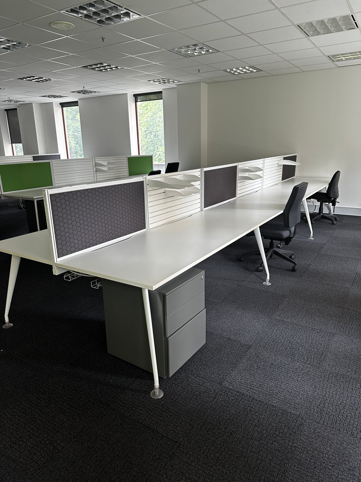 Methis Australia 4 Person Workstation with Charcoal Partitions