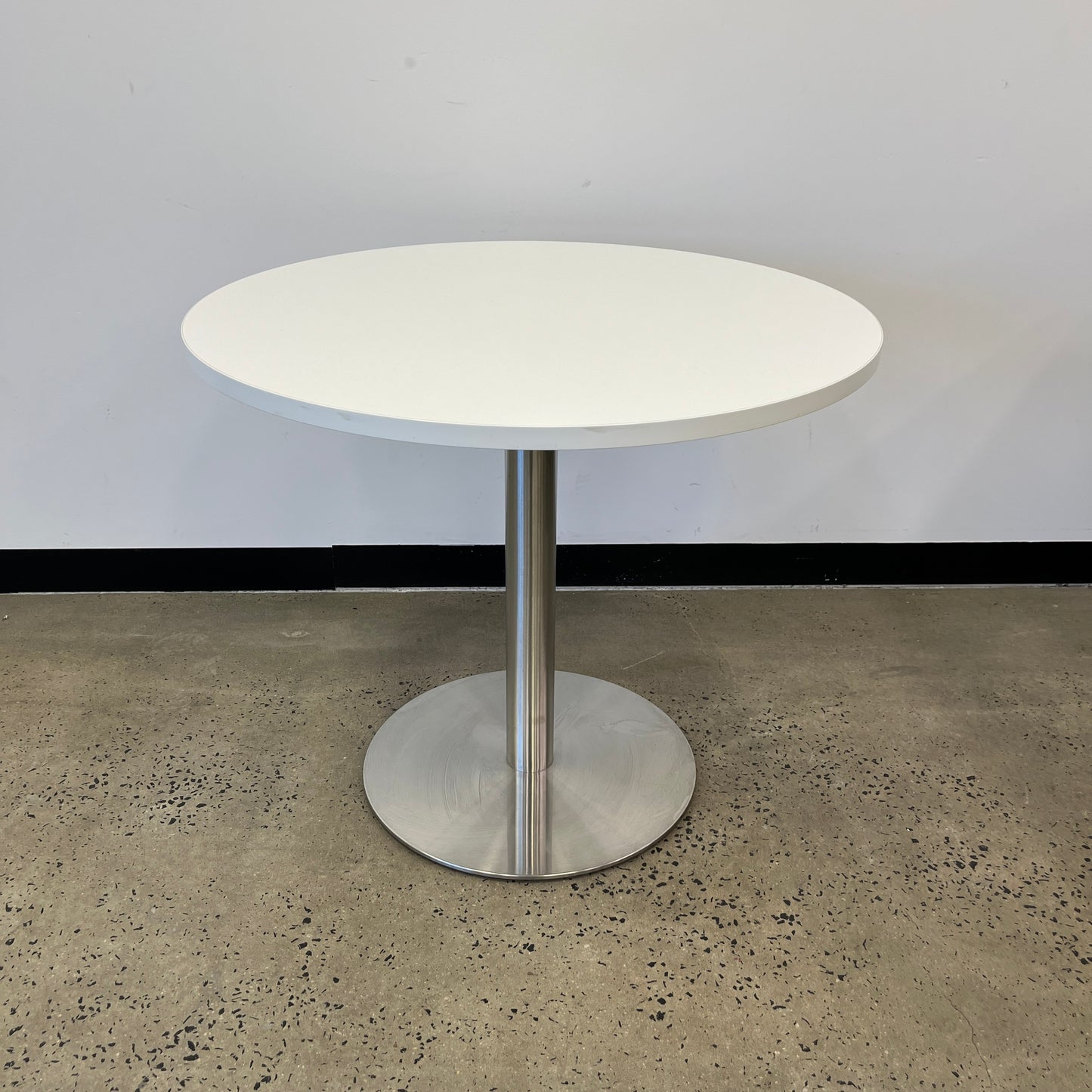 Round White Meeting Cafe Table