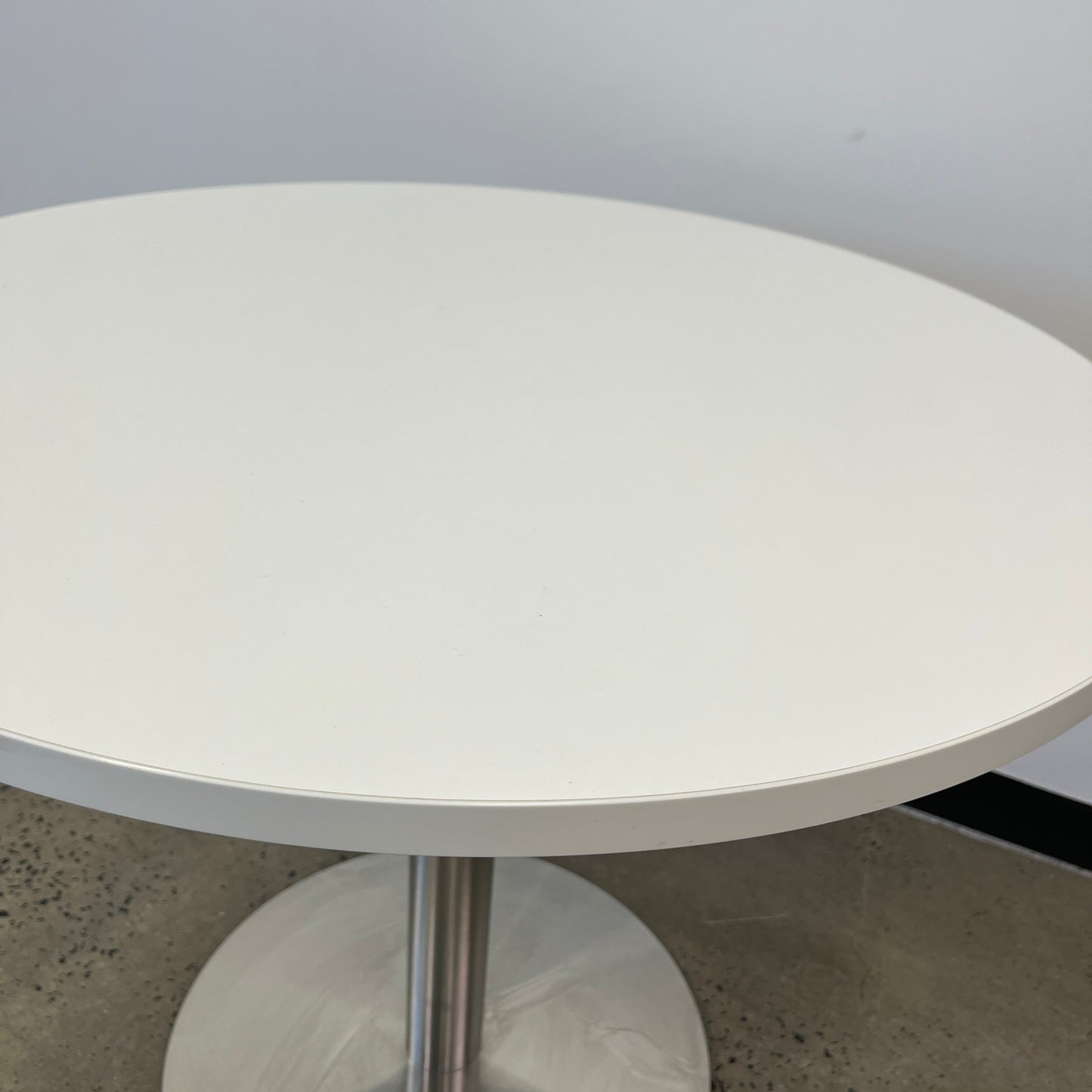 Round White Meeting Cafe Table