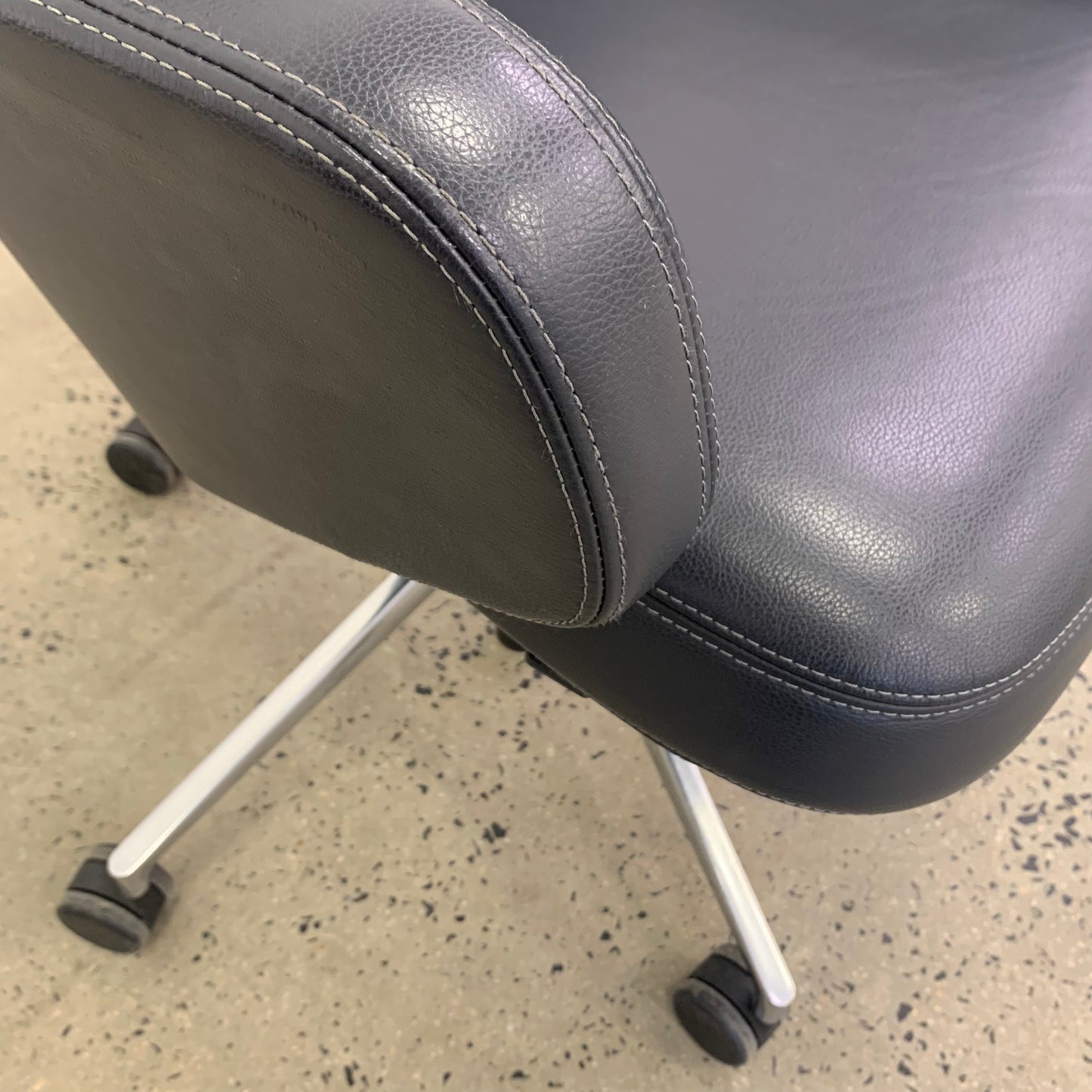Vitra Grand Executive Lowback Asphalt Leather Chair