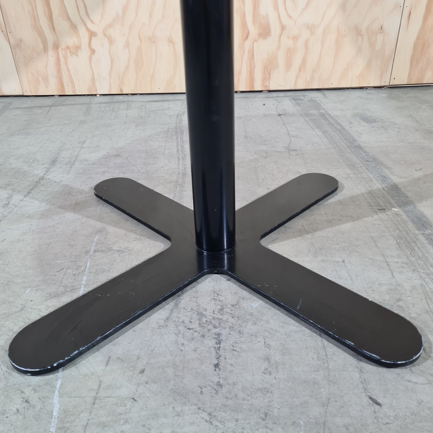 Round Breakout Meeting Cafe Dining Table in Black with Metal Base