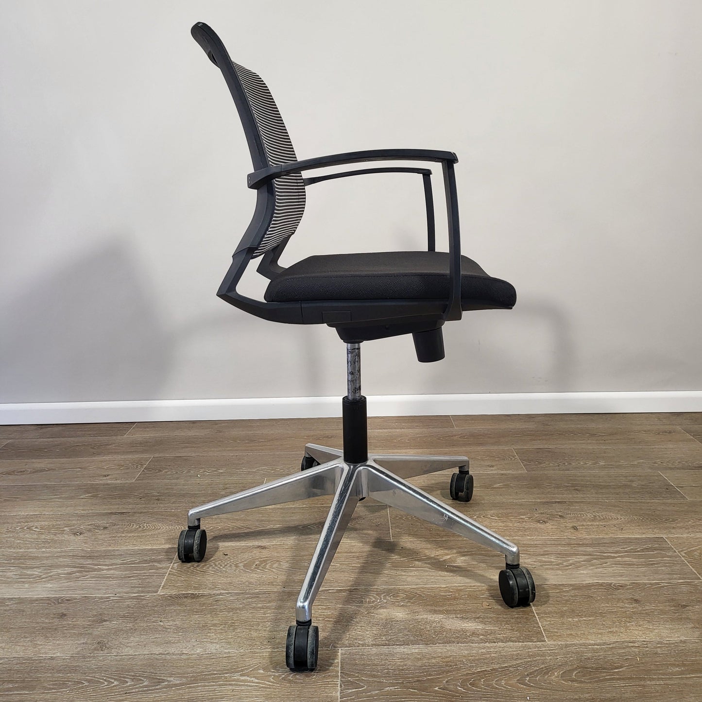 Mesh Back Office Task Chair in Black and White with Silver Base