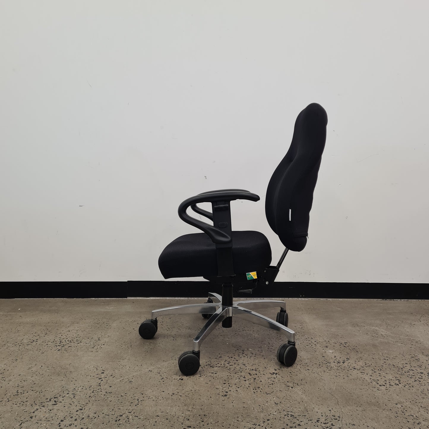 Therapod Office Chair with Armrests in Black