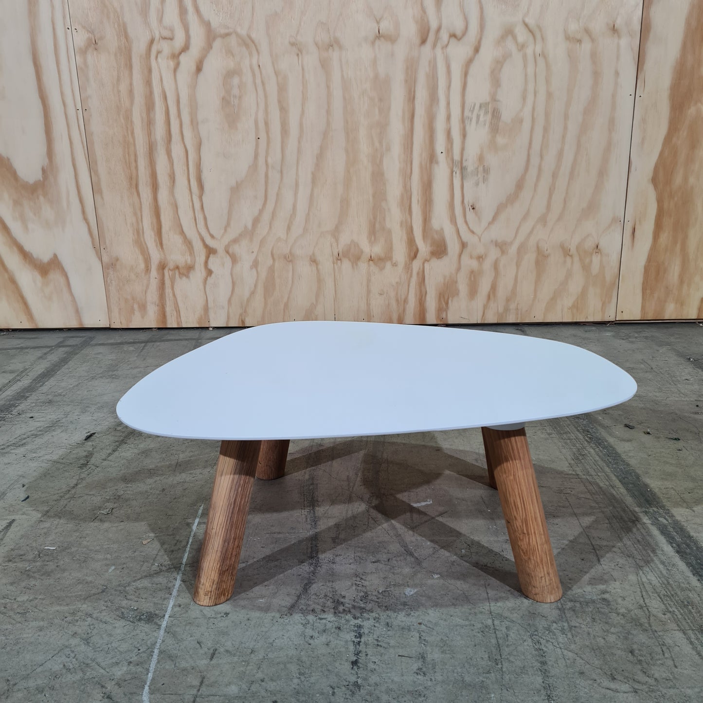 Universo Positivo Small Turtle Table in Timber