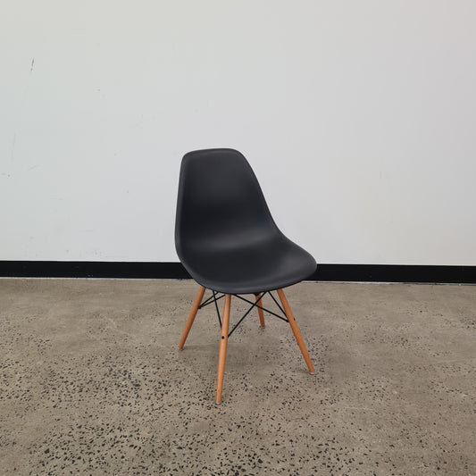 Vitra Eames Side Chair DSR Black