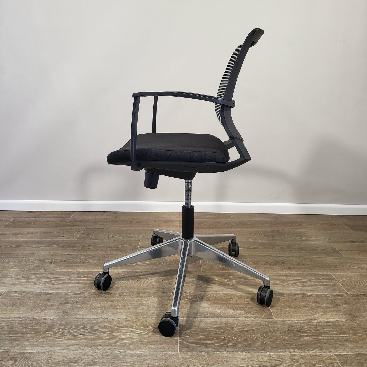 Mesh Back Office Task Chair in Black and White with Silver Base