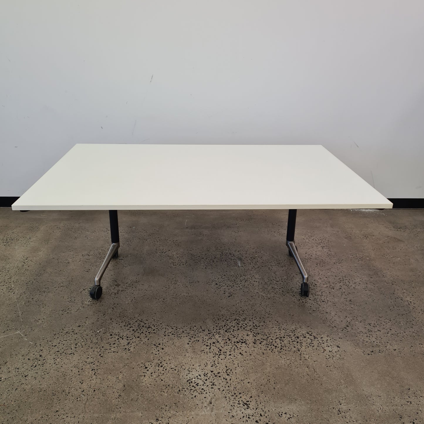 Large Flipping Table in White