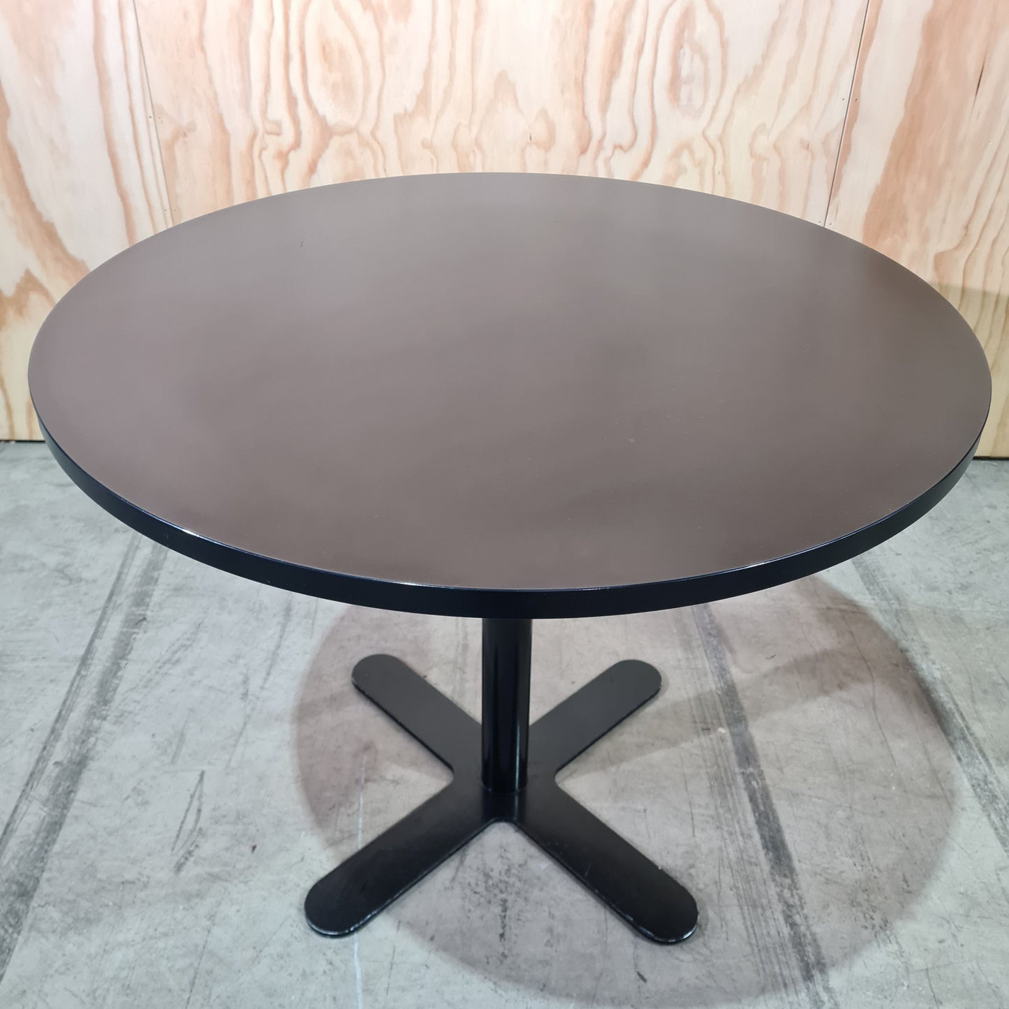 Round Breakout Meeting Cafe Dining Table in Black with Metal Base