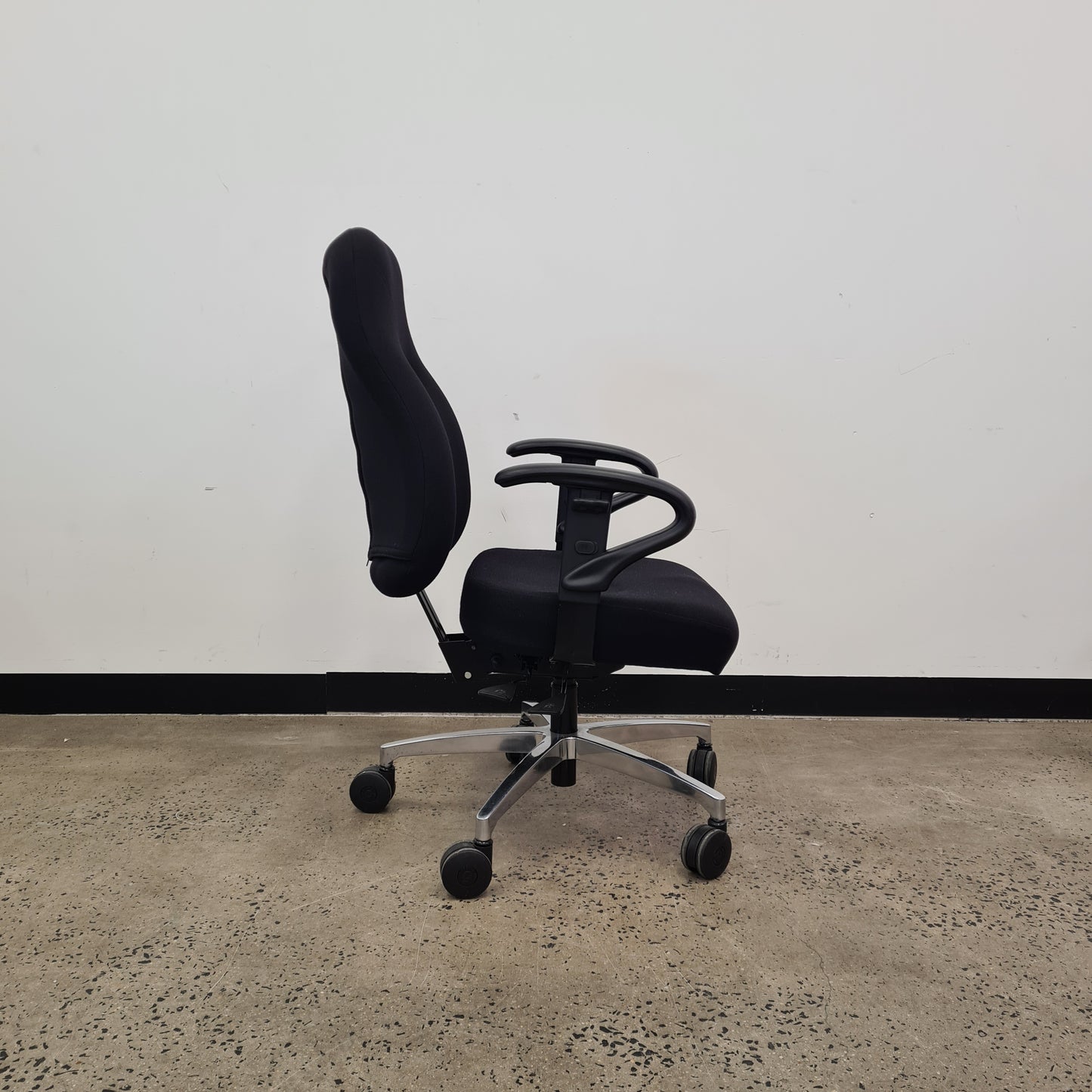 Therapod Office Chair with Armrests in Black