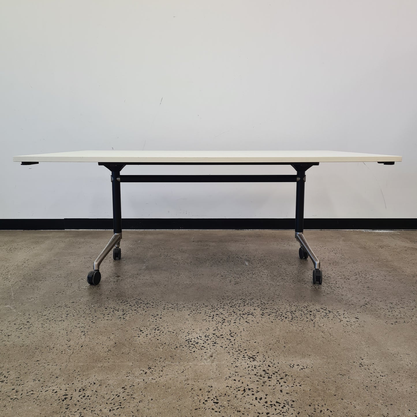 Large Flipping Table in White