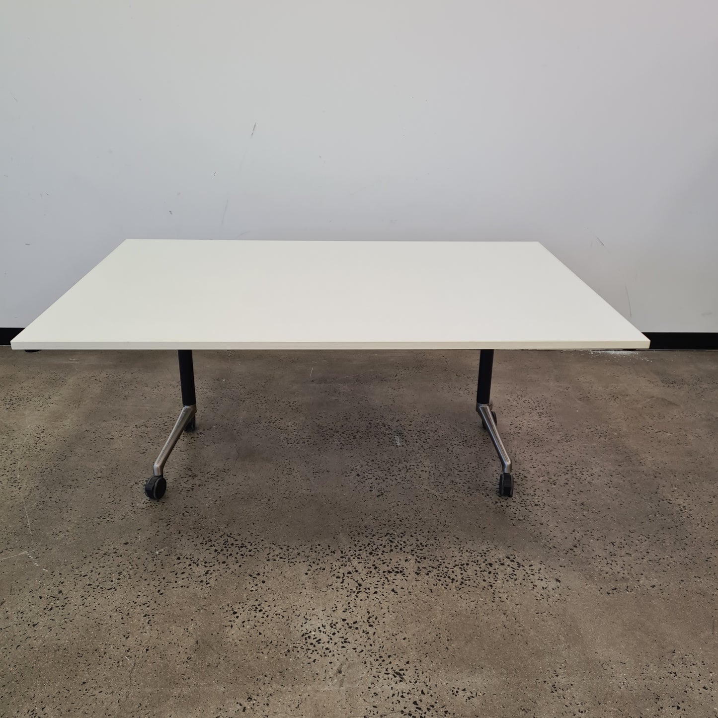 Large Flipping Table in White