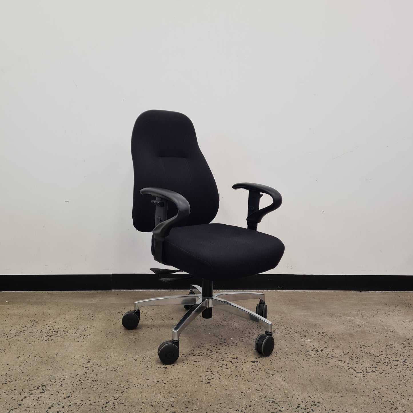 Therapod Office Chair with Armrests in Black