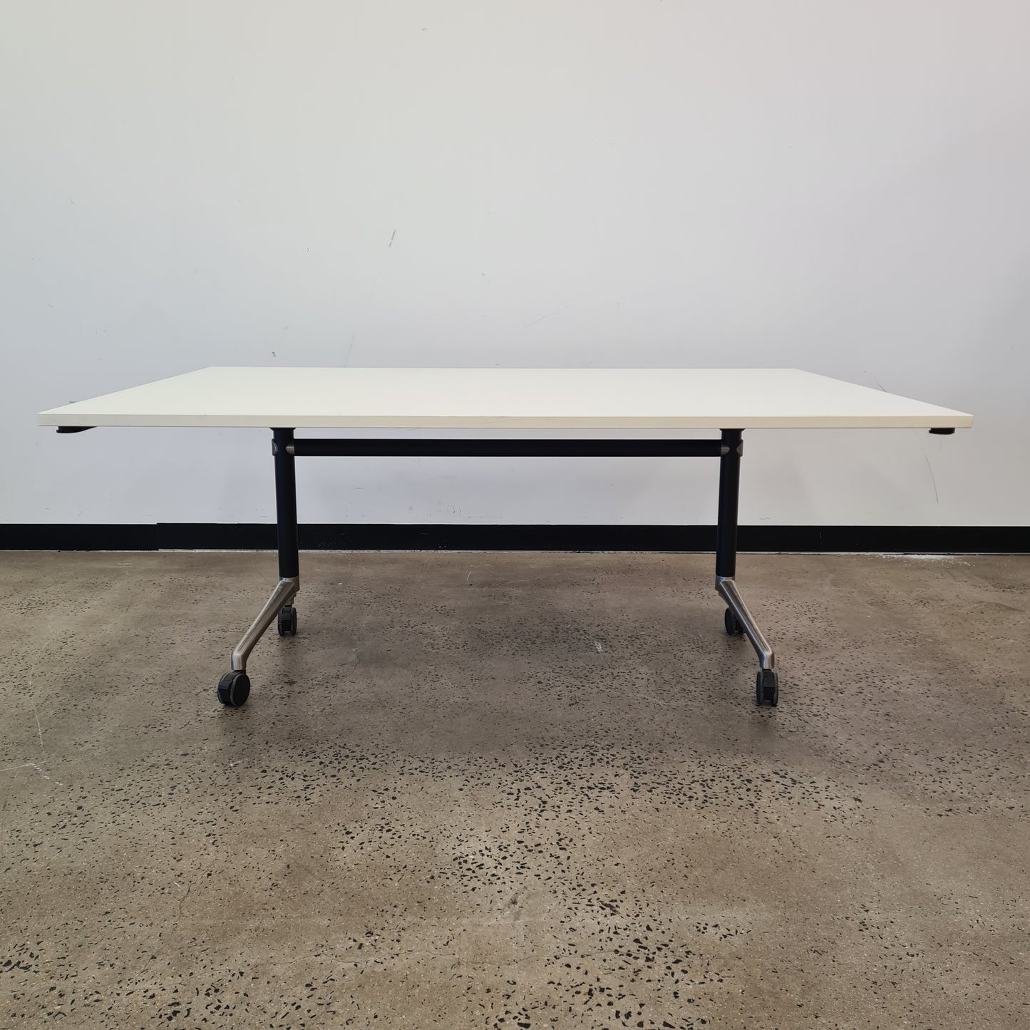 Large Flipping Table in White