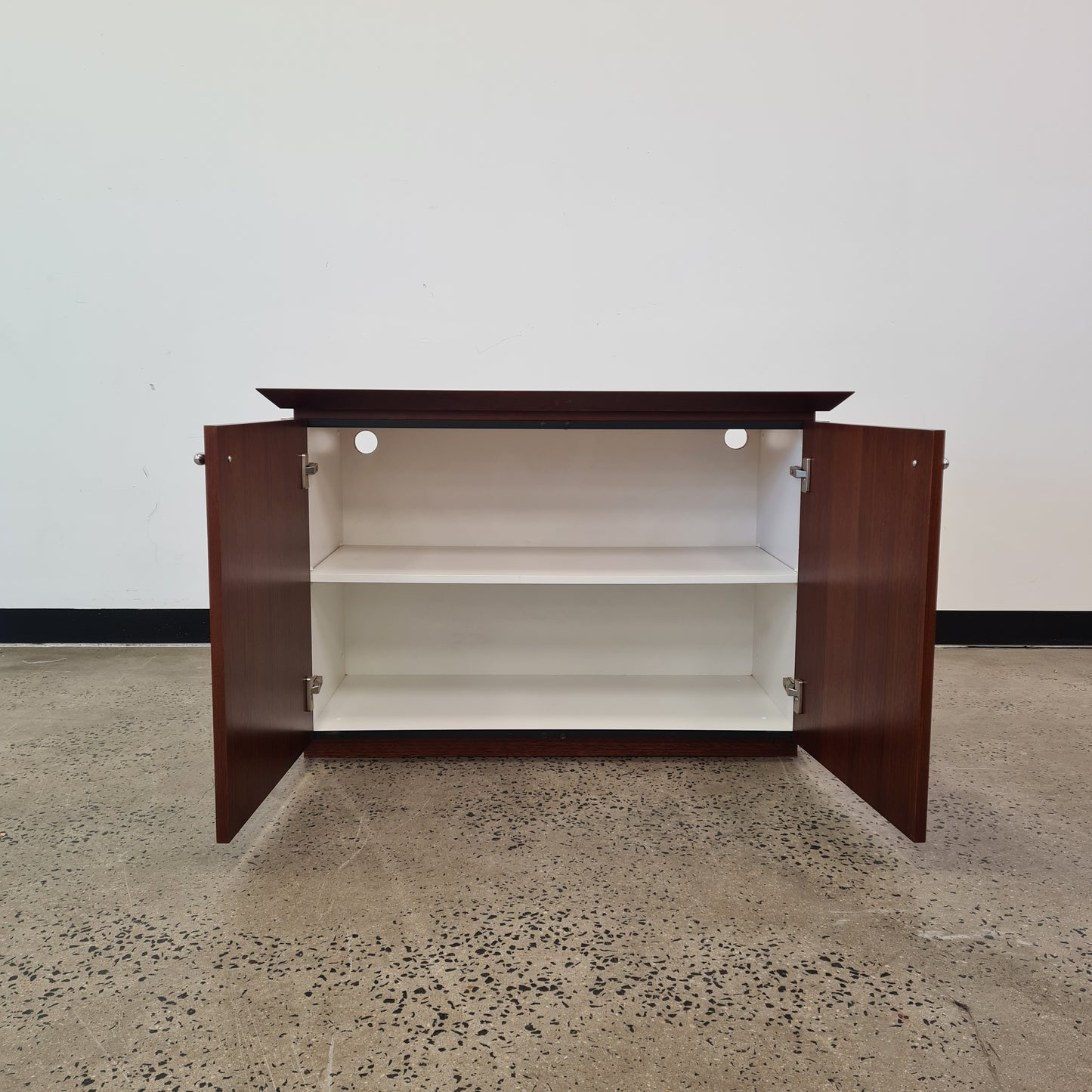 Buffet Credenza Unit with 2 Doors in Mahogany Finish