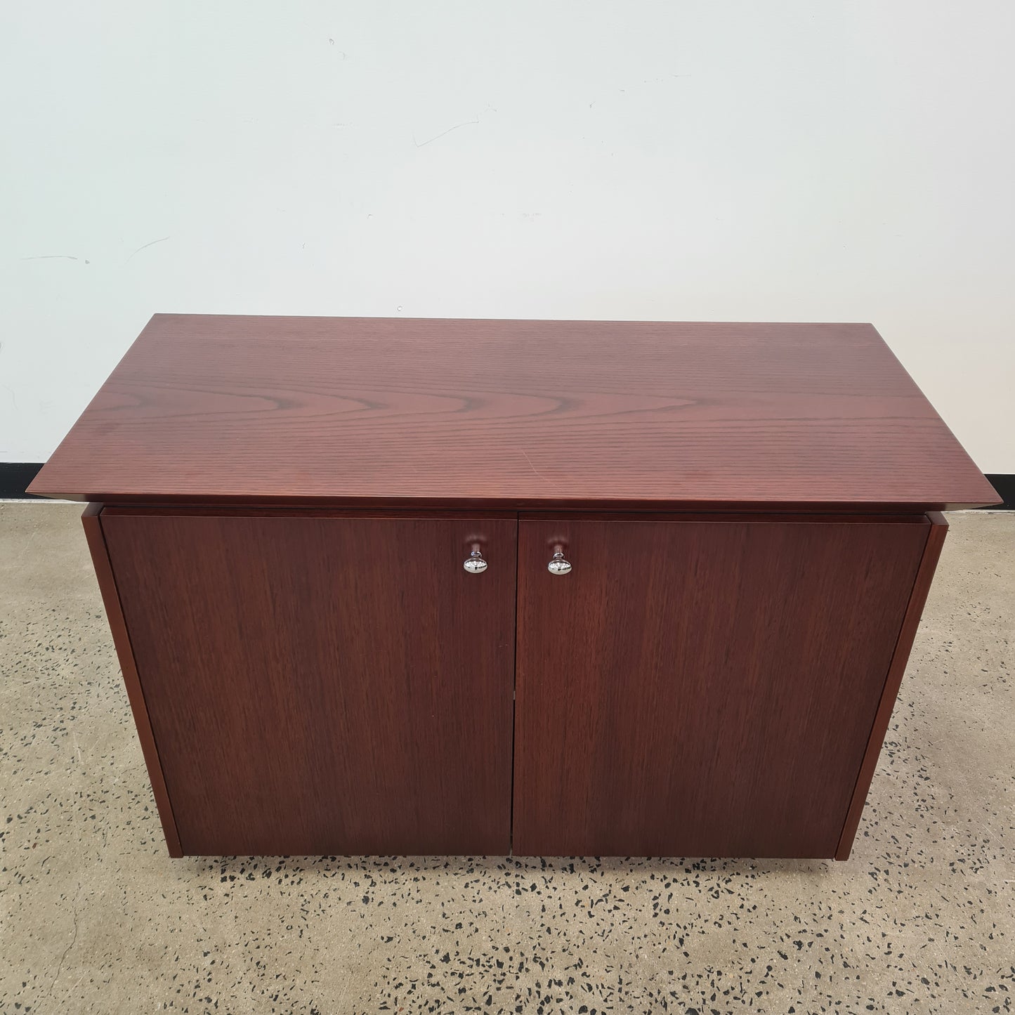 Buffet Credenza Unit with 2 Doors in Mahogany Finish