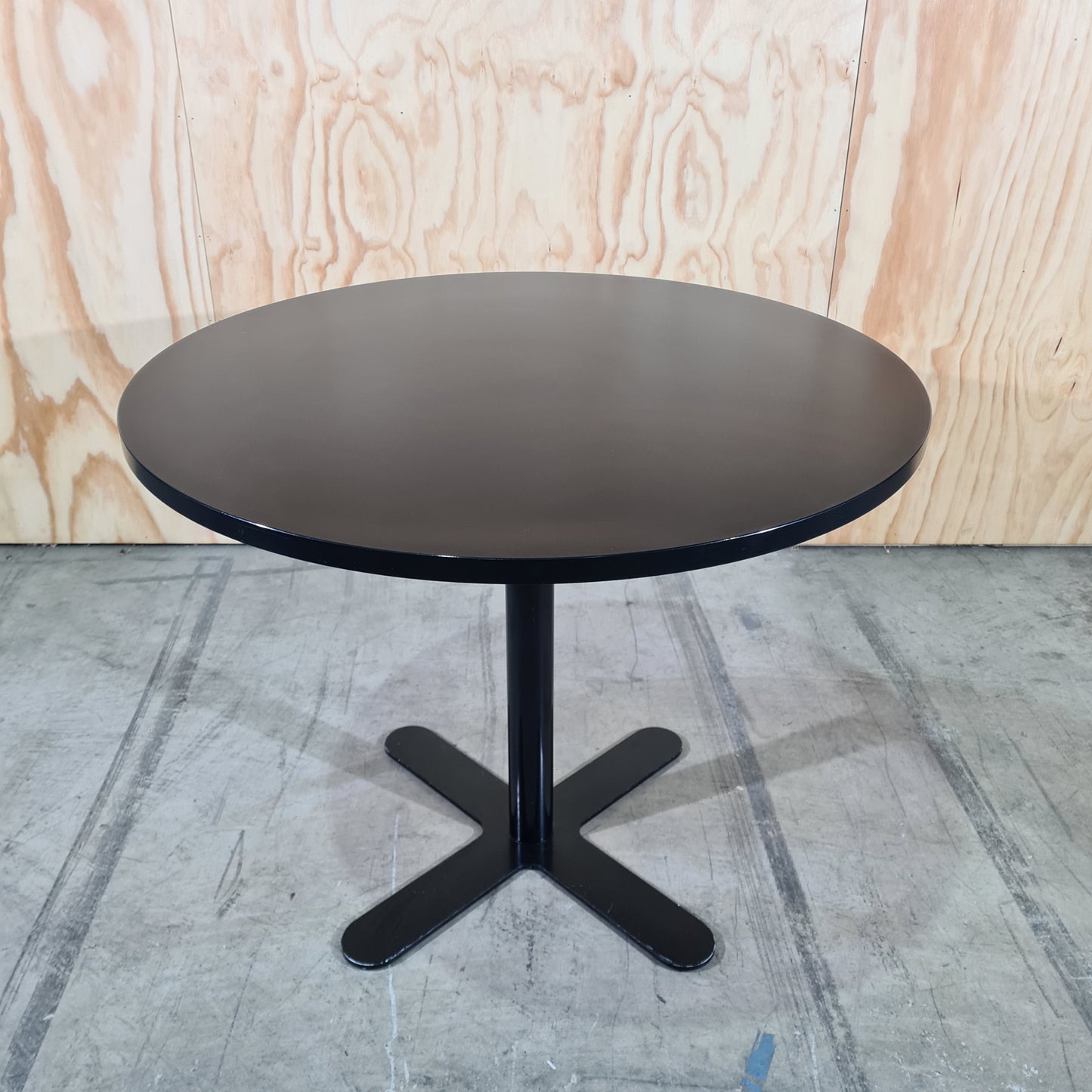 Round Breakout Meeting Cafe Dining Table in Black with Metal Base