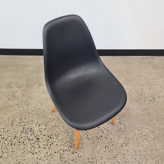 Vitra Eames Side Chair DSR Black