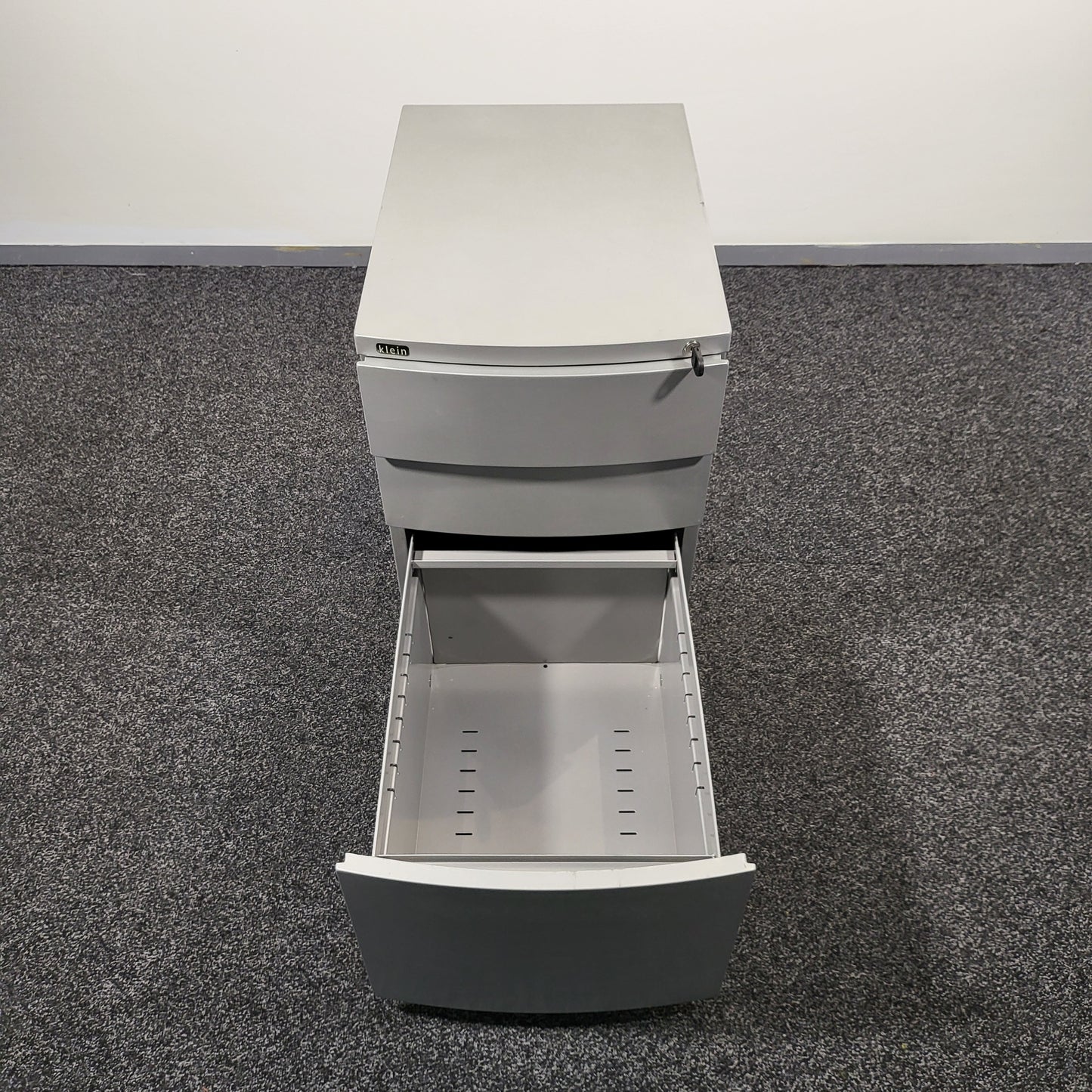 Klein Metal Pedestal in Grey 3 Drawer