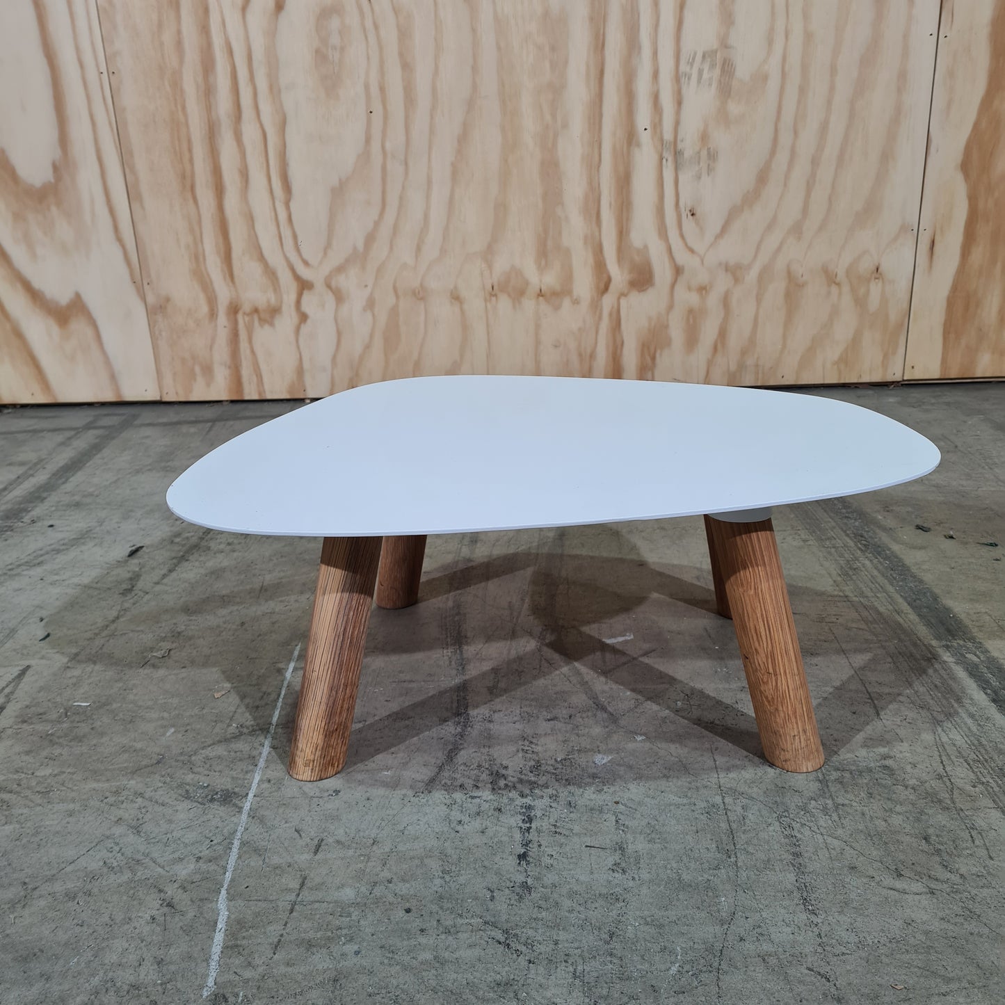 Universo Positivo Small Turtle Table in Timber