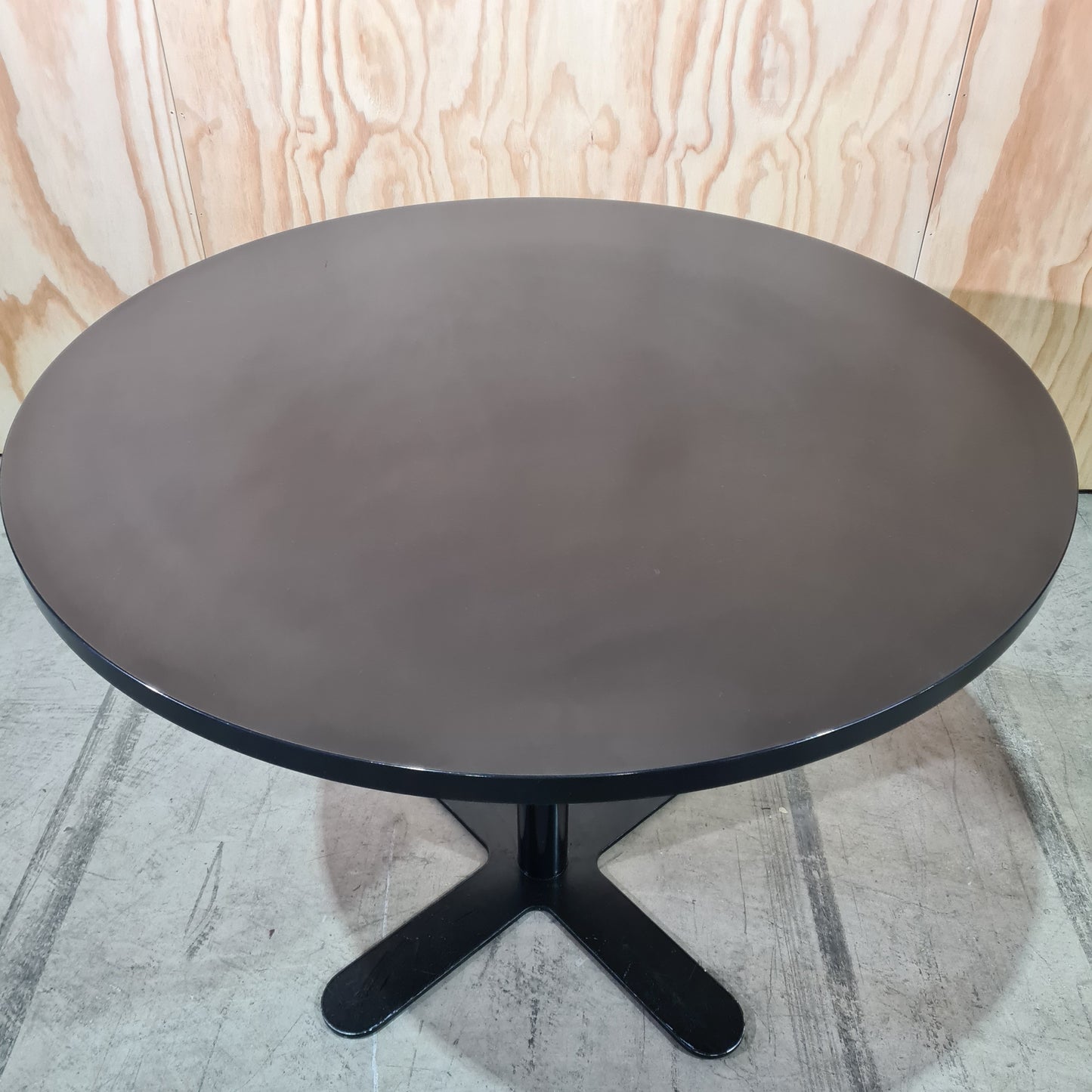 Round Breakout Meeting Cafe Dining Table in Black with Metal Base