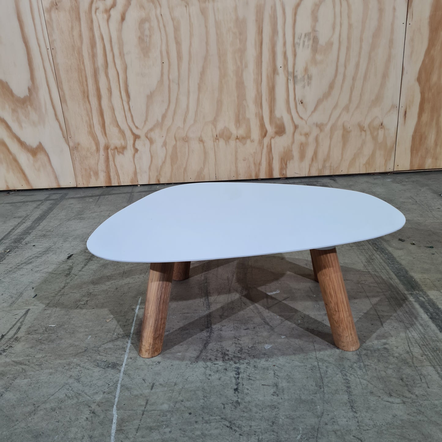 Universo Positivo Small Turtle Table in Timber