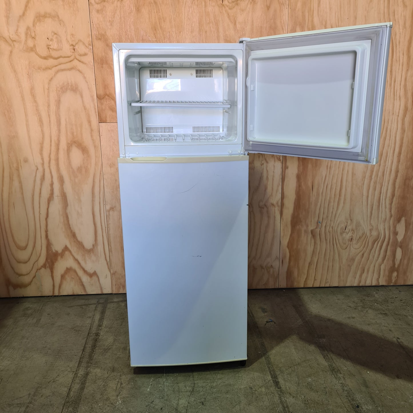 Simpson Refrigeration STM3000WA 300L Fridge + Freezer