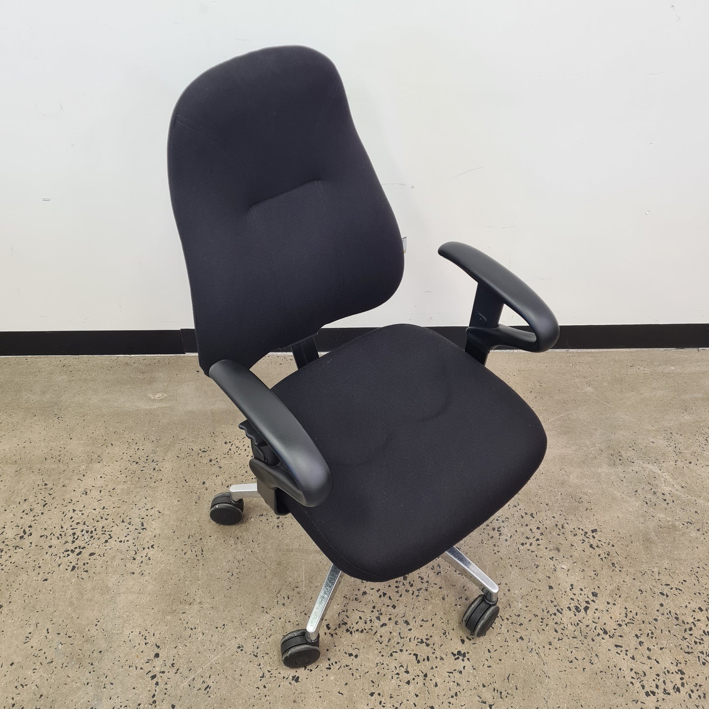 Therapod Office Chair with Armrests in Black