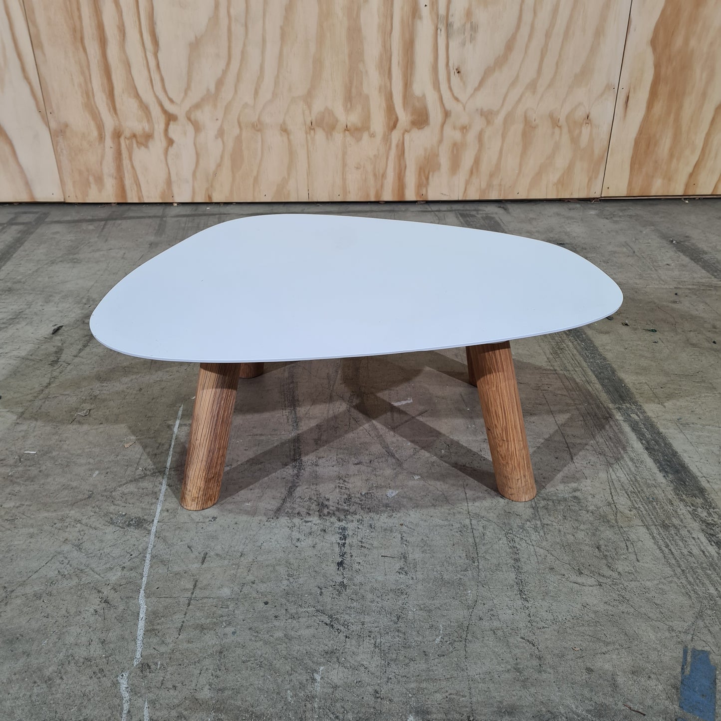 Universo Positivo Small Turtle Table in Timber