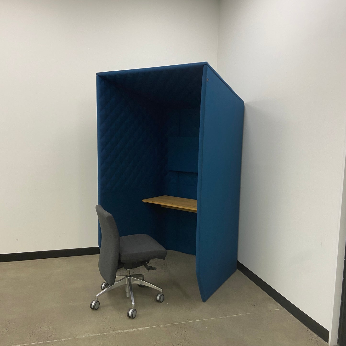 BuzziSpace BuzziBooth Blue Private Desk